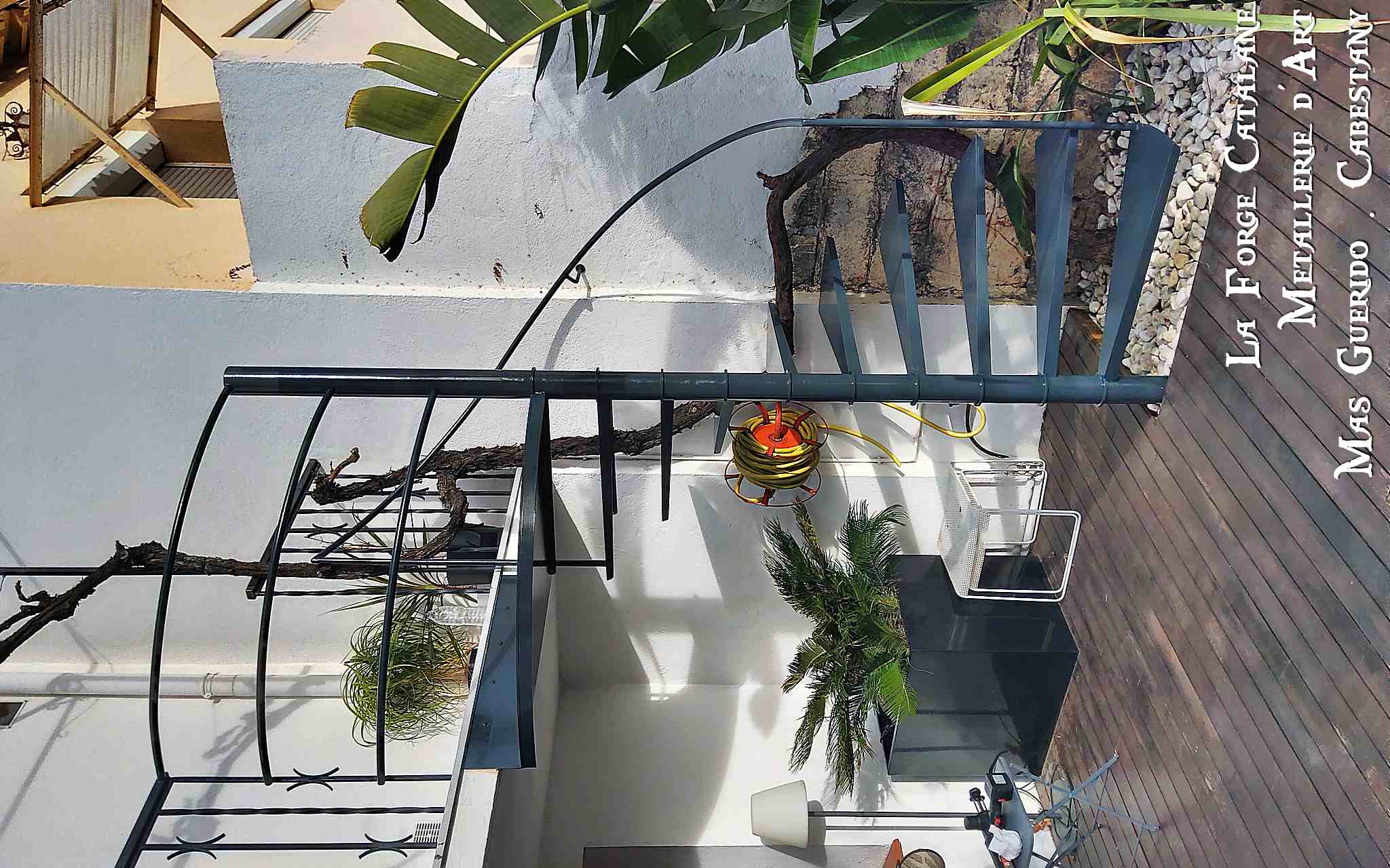 escalier helicoidal exterieur main courante debillardee fer forge Forge Catalane 3.jpg